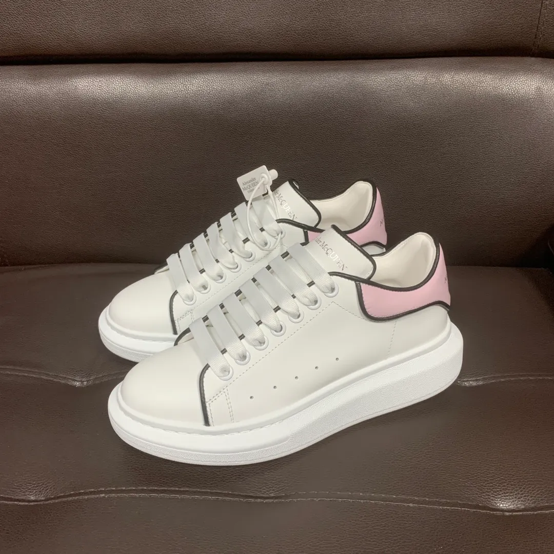 👟👟Ex-factory price 560👟👟 Professional McQueen factory. Top version. Couple style👫 Alexander McQUEEN high version has been upgraded to the highest quality again✅ 💪McQueen Spring, Summer, Autumn and Winter Top version Purchasing level✅ Recruiting national online and offline agents to join🤝 🏆Fabric: Italian imported leather, high texture, water-resistant and does not discolor, 🏆Inner: ️Grade A water-dyed sheepskin imported from Italy is dirt-resistant, sweat-absorbent, breathable and comfortable... The heel is embossed with high temperature convex and concave. 🏆 Foot pads: top-grade Italian super-soft cowhide leather 🏆 Outsole: PU original green transparent counter 1:1 🏆 Shoe box: original beige box. Plus white flip cover and double layer protection. Cloth bag, handbag. Certificate of 1:1 mold opening 4-piece set. Delivered with a pair of shoelaces. 🖕🏿🖕🏿🖕🏿You can choose any pair of shoelaces in any color of our factory. 🏆Code number: female 34-41. male 38-46. 🏆Special remarks (female size 34.40.41, male size 38.45.46 are customized and cannot be returned or exchanged) Please note when placing an order in Niuli! Win-win cooperation🤝